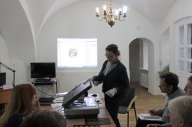 During the seminar “The Peculiarities of Scanning Museum Objects” I. Aleliūnaitė demonstrates how A3 scanner can be used to scan different types of exhibits and presents image editing programs. © D. Sirgedaitė