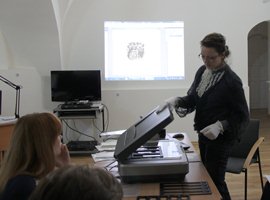 During the seminar “The Peculiarities of Scanning Museum Objects” I. Aleliūnaitė demonstrates how A3 scanner can be used to scan different types of exhibits and presents image editing programs. © D. Sirgedaitė