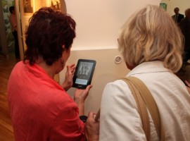 Naudodamiesi planšetiniais kompiuteriais parodos lankytojai peržiūri virtualią parodą, parengtą iš Marijos ir Jurgio Šlapelių namo-muziejaus priklausančių fotografijų. A. Valužio nuotr.