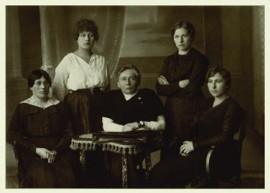 Steigiamojo Seimo atstovės. Sėdi iš kairės: Emilija Spudaitė-Gvildienė, Gabrielė Petkevičaitė-Bitė, Magdalena Draugelytė-Galdikienė. Stovi iš kairės: Ona Muraškaitė-Račiukaitienė, Salomėja Stakauskaitė. 1921 m. Fotografas nežinomas. Nuotrauka saugoma Panėvėžio kraštotyros muziejuje, PKM GEK 920/F 72