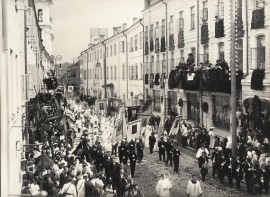 Jonas Hermanavičius (Jan Hermanowicz), Dievo Kūno procesija Dominikonų gatvėje. 1906 m. birželis. Vilnius. Fotografas nežinomas ©Lietuvos dailės muziejus, Fi-101-11