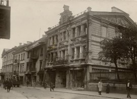 Rytinė Didžiosios gatvės pusė, namų eilė tarp Šv. kankinės Paraskevos ir Šv. Mikolajaus cerkvių. Po karo išliko tik Chodkevičiaus rūmai ir gretimas namas. Kiti sudegė 1944 m. arba po karo buvo nugriauti. Atstatyti tik 2001 metais.1944 m. liepa. Fot. J. Bulhakas (J. Bułhak) © Lietuvos dailės muziejus, Fi-2147-10