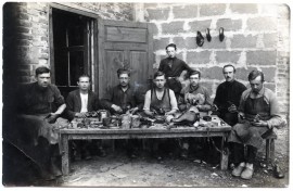 Salantų Balono Šmuilio batų dirbtuvėje. ~1928 m. Salantai. Fotografas nežinomas © Kretingos muziejus, KM-IF 371