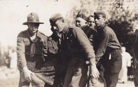 Studentai ir skautai neša prof. Joną Jablonskį Kaune. 1925 m. gegužės 15 diena. Fotografas nežinomas. Nuotrauka saugoma Maironio literatūros muziejuje, MLLM 81677